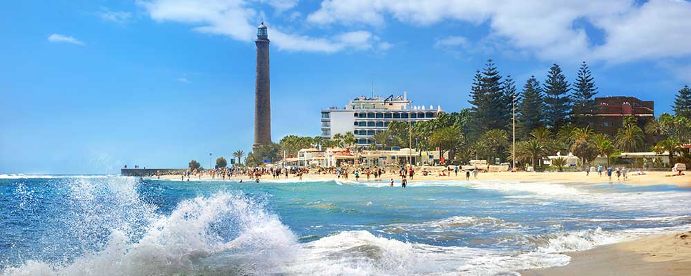 Paesaggio marino con faro e spiaggia di Maspalomas Gran Canaria