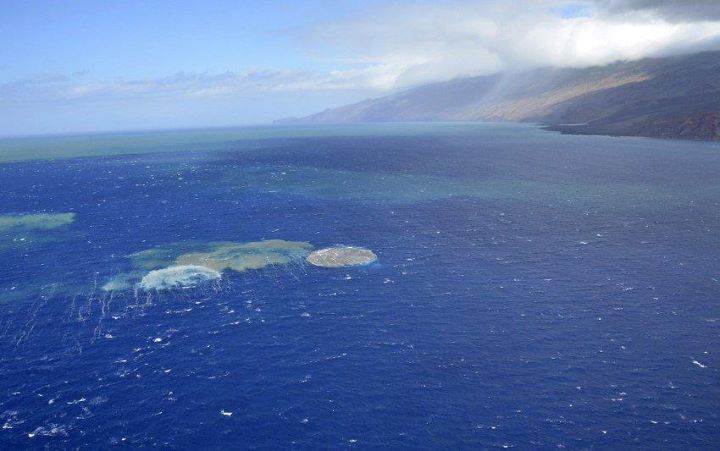 L’isola di El Hierro registra l’inizio di una eruzione sottomarina è in corso a 7 km dalla costa