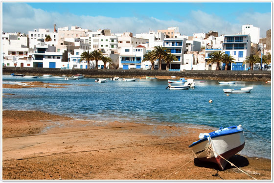 barca-su-spiaggia-arrecife-lanzarote